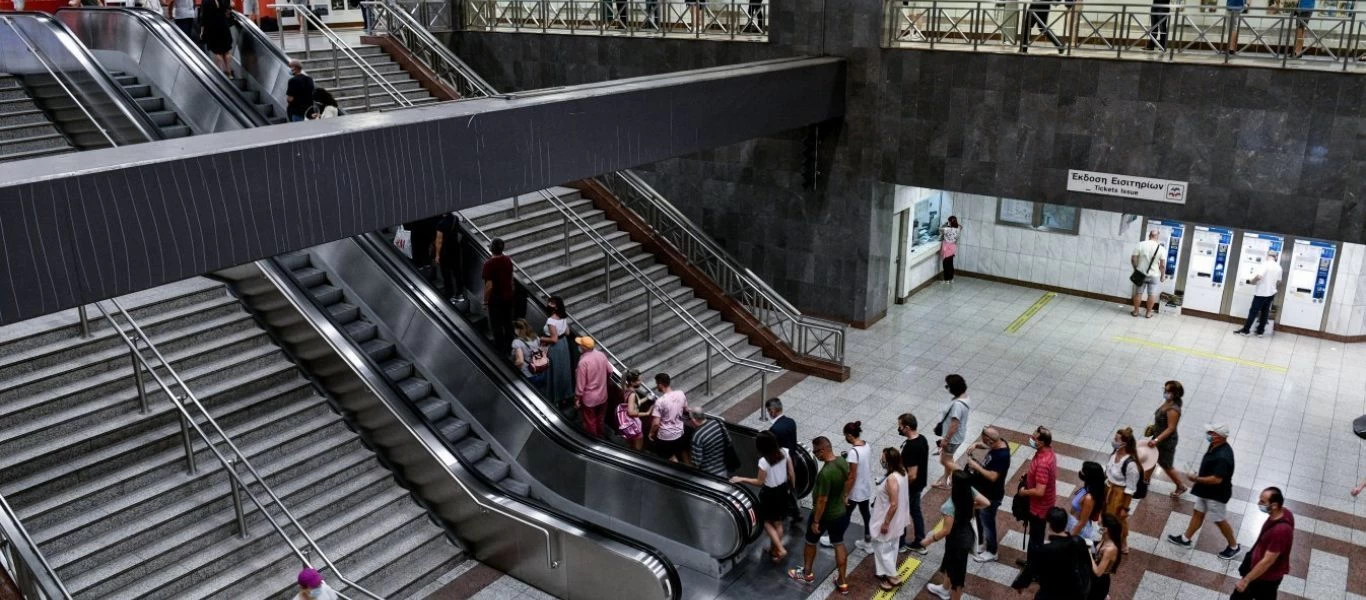 «Τέλος» από αύριο τα δωρεάν self test στους ανεμβολίαστους - Στις ουρές εργαζόμενοι & φοιτητές (βίντεο)